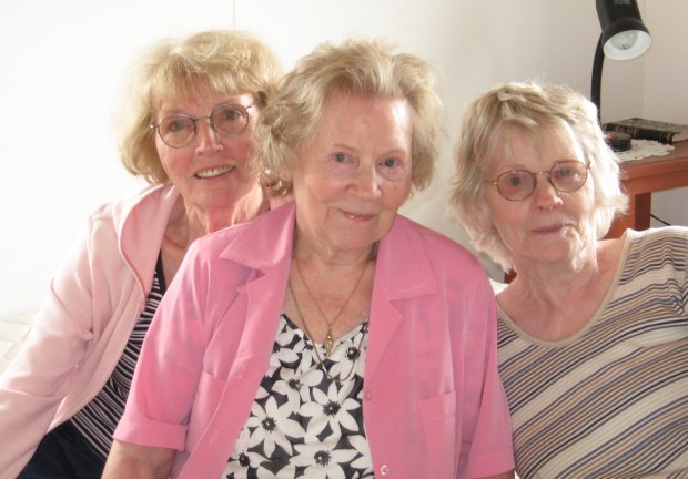 Amma og co f.v. Halla, amma og Friða. Guðbjörgu vantar á myndina