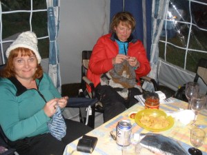 Í fellihýsi Gunnu og Halla er alltaf heitt á könnunni og meððí