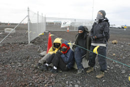 Frá mótmælunum í morgun. Hluta hópsins var vísað af vinnusvæðinu þegar lögreglan kom á staðinn upp úr kl. sjö í morgun. Víkurfréttir/Ellert