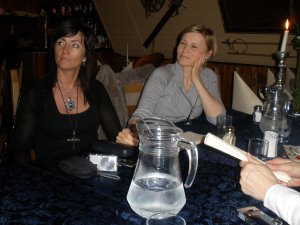 Brynja og Björg léku alls á oddi, vatnskannan tróð sér inn á myndina