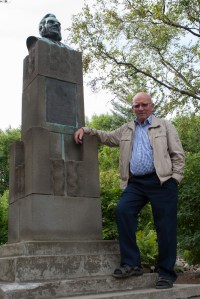 Pabbi við styttuna af Matthíasi Jochumssyni í Lystigarðinum á Ak.