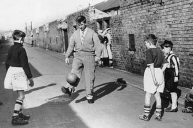 460-bobby-charlton-with-some-young-fans-in-the-backyard-of-his-home-on-beatrice-street-ashington-211079184-4344964